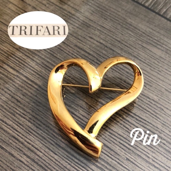 Vintage TRIFARI Goldtone Metal Heart Pin - Picture 1 of 13